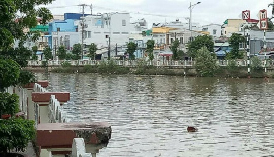 Thi thể người đàn ông nổi trên sông sau khi mất tích từ rạng sáng