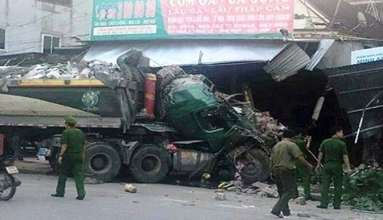 Kinh hoàng xe tải mất lái tông liên hoàn vào 3 nhà dân