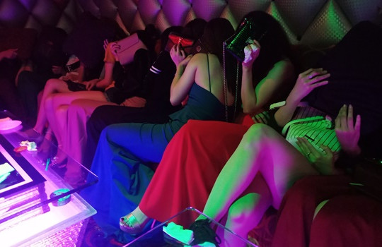 Hàng trăm tiếp viên ăn mặc "khiêu dâm" chiều khách nước ngoài