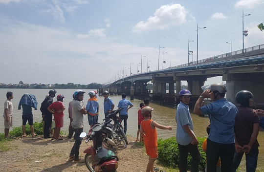 Một giáo viên mầm non nghi nhảy cầu tự tử