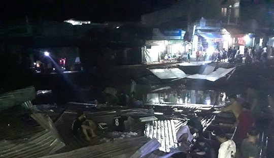 Cà Mau: Sạt lở nhấn chìm 3 căn nhà xuống lòng sông