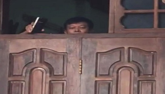 Trưởng công an huyện bị hất cả xô nước phân lợn vào người