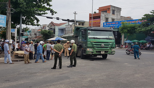 Va chạm với xe ben chở cát, cụ ông đi xe đạp tử vong tại chỗ