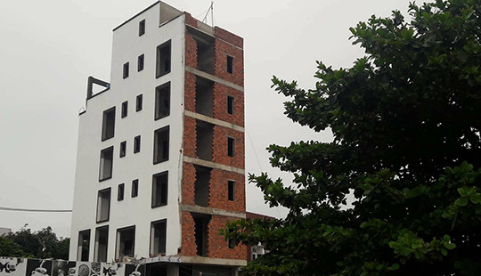 Phụ hồ kiếm tiền đóng học phí, nam thanh niên bị điện giật tử vong