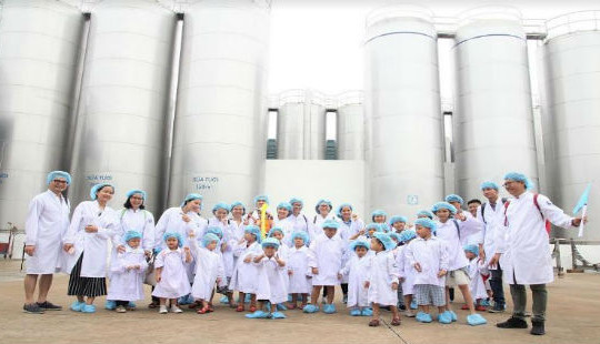Vui hè 2018, bé cùng khám phá siêu nhà máy sữa của Vinamilk