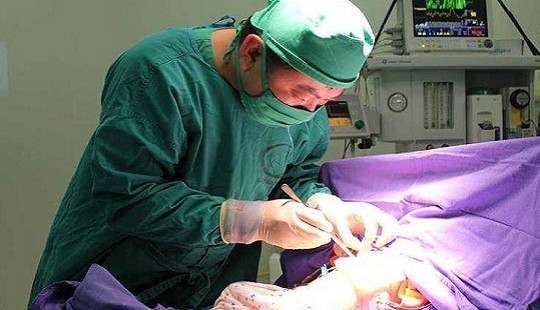 Bé trai 9 tuổi nuốt phải đinh sắt 3cm được phẫu thuật kịp thời