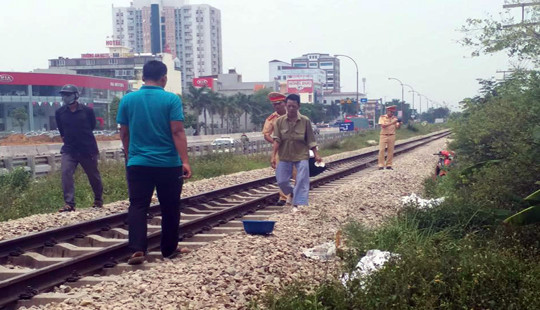 Băng qua đường ray, đôi nam nữ bị tàu hỏa tông tử vong
