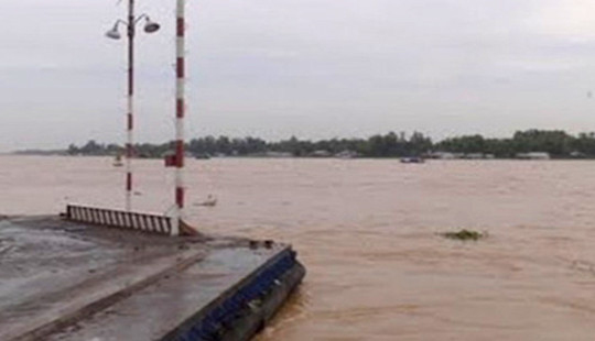 Ca nô va chạm sà lan trên sông Hậu, nhiều người thương vong