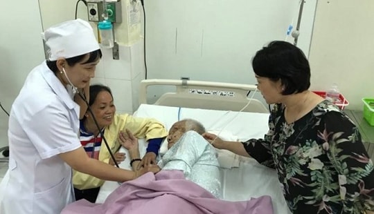 Cứu sống cụ bà 96 tuổi bị nhiễm trùng huyết hiếm gặp