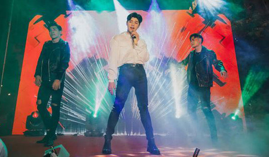 Noo Phước Thịnh biểu diễn sôi động trong "vòng vây" của fan Hà Thành