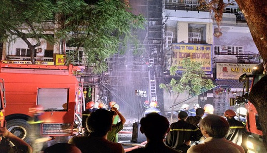 Lửa cháy ngùn ngụt tại căn nhà 5 tầng ở khu Chợ Lớn
