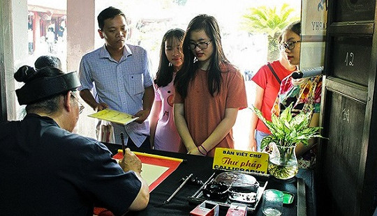 Phụ huynh và thí sinh đổ xô về Văn Miếu Quốc Tử Giám xin chữ