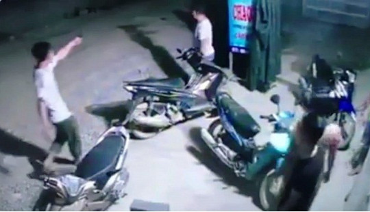 Trưởng công an xã nổ súng, giải tán đám đông
