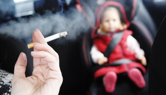 Phụ nữ, trẻ em Việt đang bị đầu độc bởi khói thuốc lá