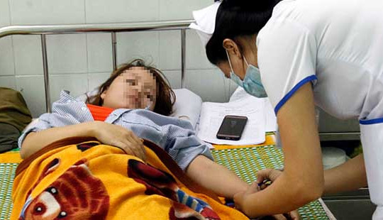 Làm rõ vụ phụ huynh xông vào trường đánh cô giáo ngất xỉu
