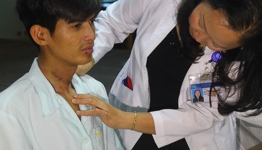 Chàng trai tìm lại giọng nói sau 2 năm đứt khí quản thở