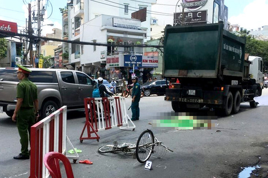 TP.HCM: Va chạm với xe rác, một phụ nữ tử vong tại chỗ