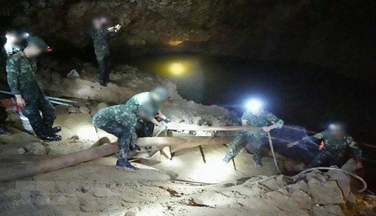 Nhóm cứu hộ chỉ còn cách đội bóng mắc kẹt trong hang Tham Luang 2km