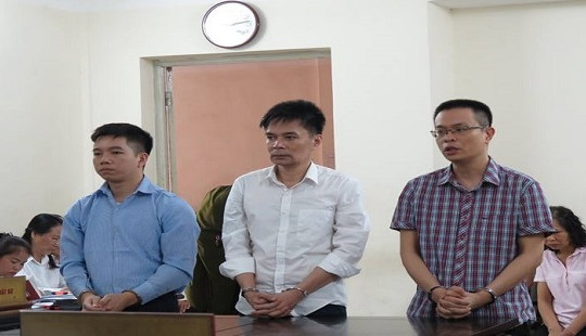 Nguyên cán bộ Hải quan hầu Tòa vì tráo đổi ngà voi
