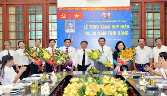 Đảng ủy TANDTC trao tặng Huy hiệu 30, 40 năm tuổi Đảng cho 5 đảng viên