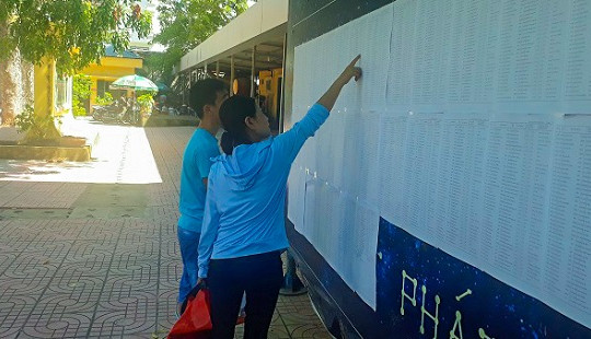 Phụ huynh mừng đến mất ngủ khi nhiều trường ở Hà Nội hạ điểm chuẩn