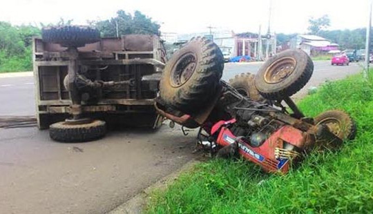Xe tải tông máy cày, 22 người thương vong