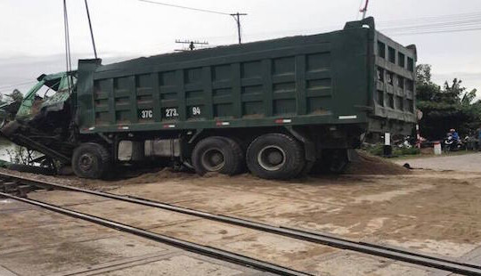 Tàu hỏa đâm nát đầu xe tải bị chết máy trên đường sắt