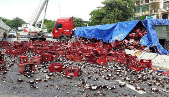 Xe đầu kéo chở bia nổ lốp, hàng nghìn chai bia phủ kín mặt đường