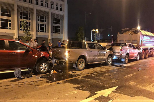 Hà Nội: 3 xe bán tải húc nát đuôi nhau khi dừng đèn đỏ