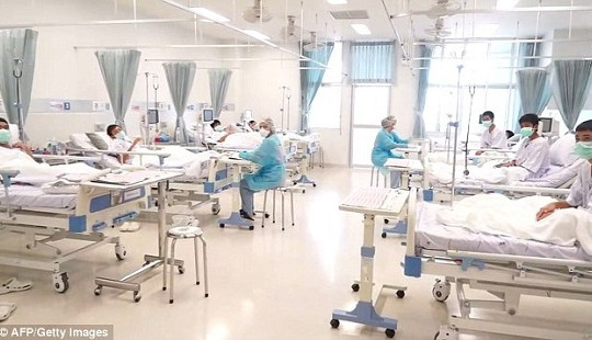 Đội bóng nhí Thái Lan lần đầu xuất hiện sau khi được giải cứu