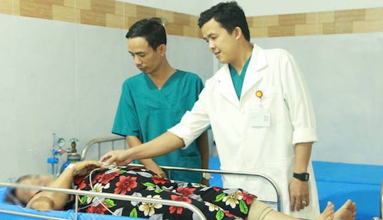 Chữa mẹo khi hóc dị vật, một phụ nữ suýt mất mạng