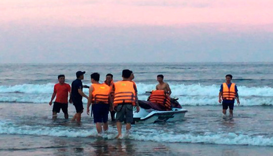 Thanh Hóa: Sóng đánh lật phao, cuốn trôi 4 người khi tắm biển