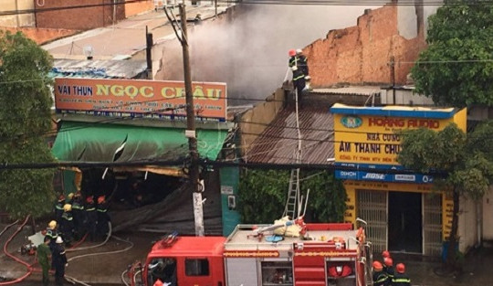 TP.HCM: Cháy kho vải ở quận Tân Bình, hàng trăm người náo loạn