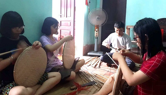 Nghị lực vượt khó của 3 chị em sinh ba đạt điểm cao trong kỳ thi THPT Quốc gia 2018