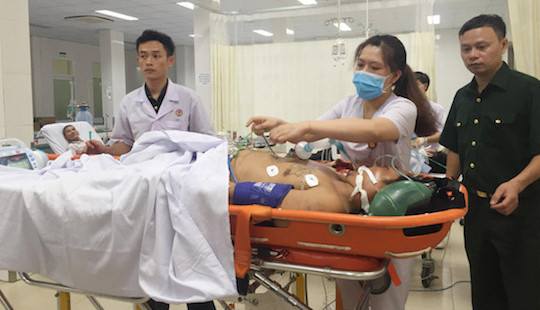 Điều trực thăng đưa 2 ngư dân bị nạn trên biển vào đất liền cấp cứu