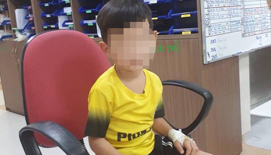 Bé 5 tuổi mang “bụng bầu” vì bị táo bón từ lúc mới sinh