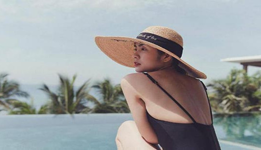 Hà Tăng vẫn đẹp từng centimet trong ảnh selfie với ông xã