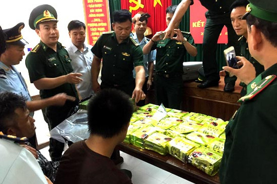 Phát hiện bắt giữ đối tượng vận chuyển 25kg ma túy đá, 52 bánh hê-rô-in qua cửa khẩu Quốc tế Cầu Treo