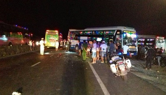 Hai xe khách húc nhau trong đêm, 2 người tử vong