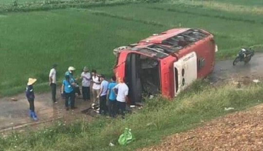 Xe khách lao khỏi đường cao tốc Pháp Vân - Cầu Giẽ, 3 người bị thương