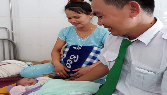 Tài xế đỡ đẻ cho sản phụ ngay trên xe taxi
