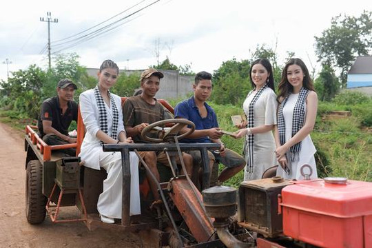 Hoa hậu Kỳ Duyên lần đầu “sánh đôi” cùng Hoa hậu Mỹ Linh đi tặng sách