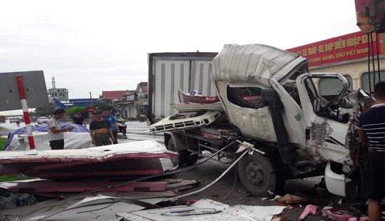 Xe tải đông lạnh nát bét khi tông container, 2 người thương vong