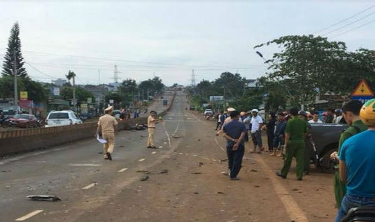 Xe ô tô bán tải tông liên hoàn 3 xe máy, 2 người tử vong