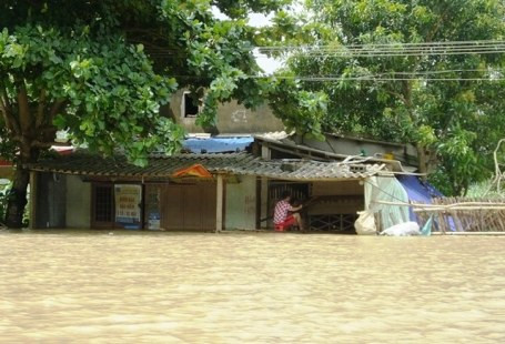 Lũ lên nhanh nhấn chìm hàng trăm ngôi nhà ở Thanh Hóa