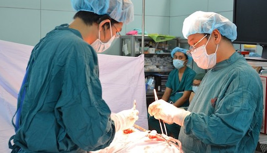 2 giờ cân não cắt bỏ ruột hoại tử cho thai phụ 31 tuần thai