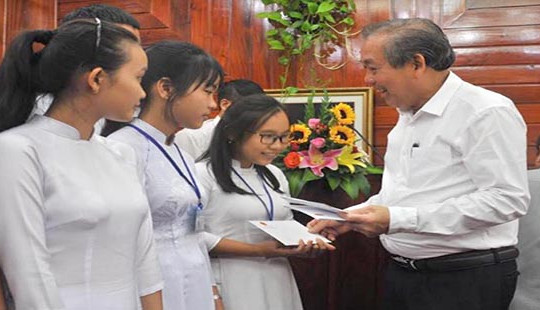 Phó Thủ tướng Trương Hòa Bình tặng quà cho học sinh nghèo hiếu học tỉnh Bình Phước