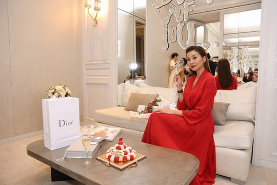 Thanh Hằng diện đồng hồ 6 tỷ hội ngộ hoa hậu Phạm Hương tại sự kiện