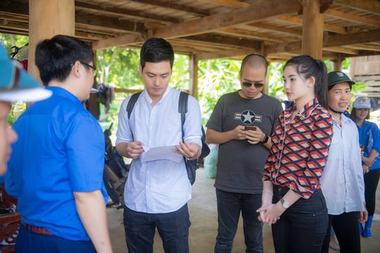 Lê Âu Ngân Anh và MC Phan Anh xúc động trước những thiệt hại sau lũ ở Yên Bái