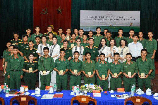 Hoa hậu Kỳ Duyên và dàn mỹ nhân nổi bật trong vòng vây các chiến sĩ Tây Ninh